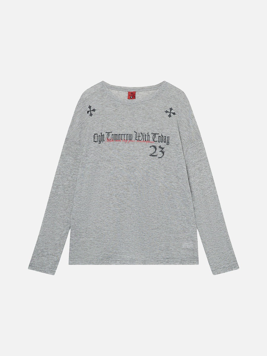 Camiseta de manga larga con letras góticas