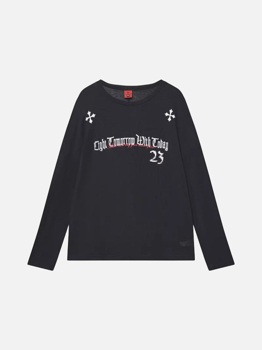 Camiseta de manga larga con letras góticas