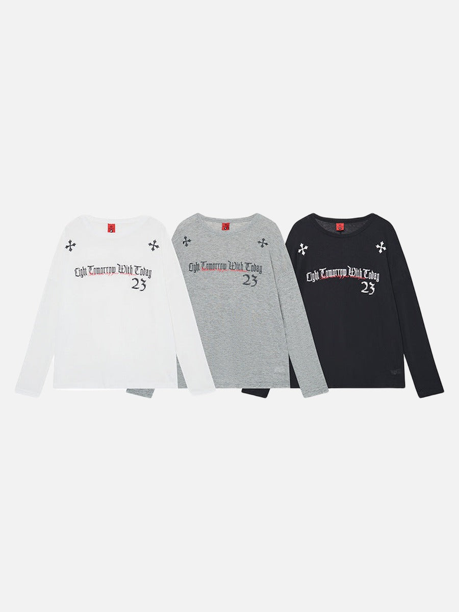 Camiseta de manga larga con letras góticas