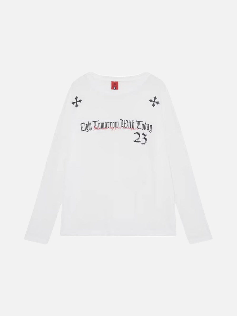 Camiseta de manga larga con letras góticas