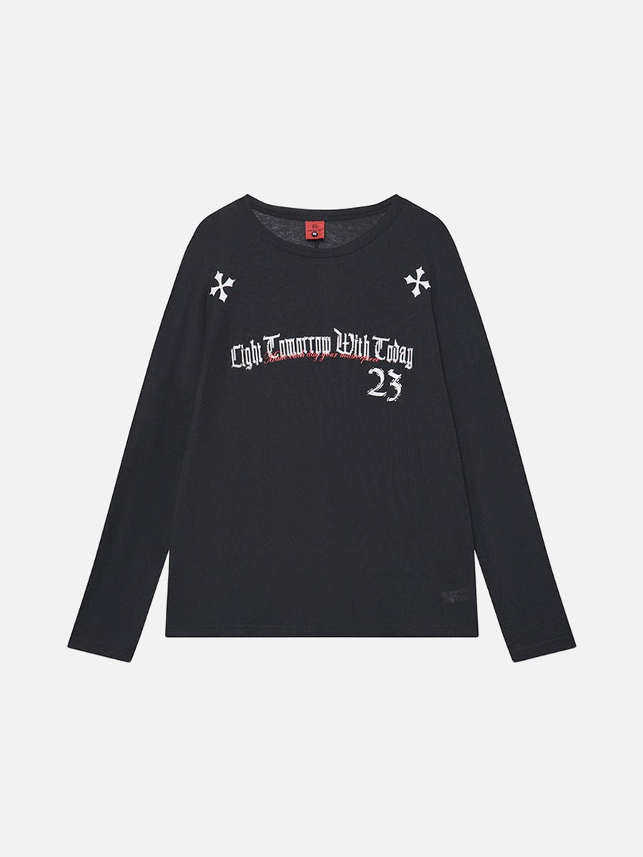 Camiseta de manga larga con letras góticas