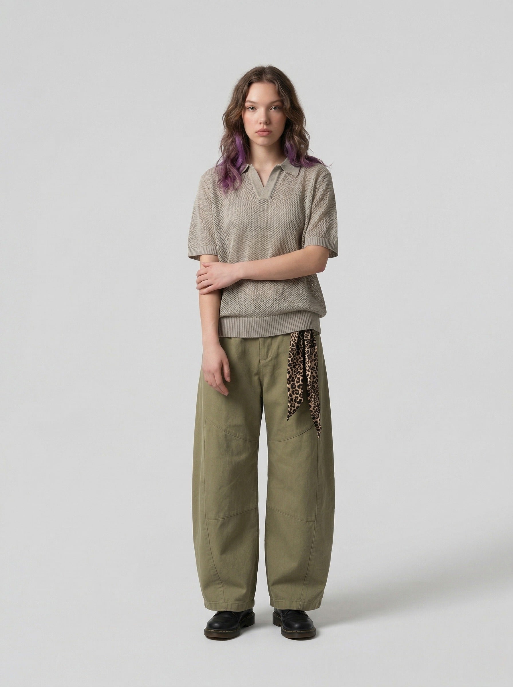Polo beige claro y negro