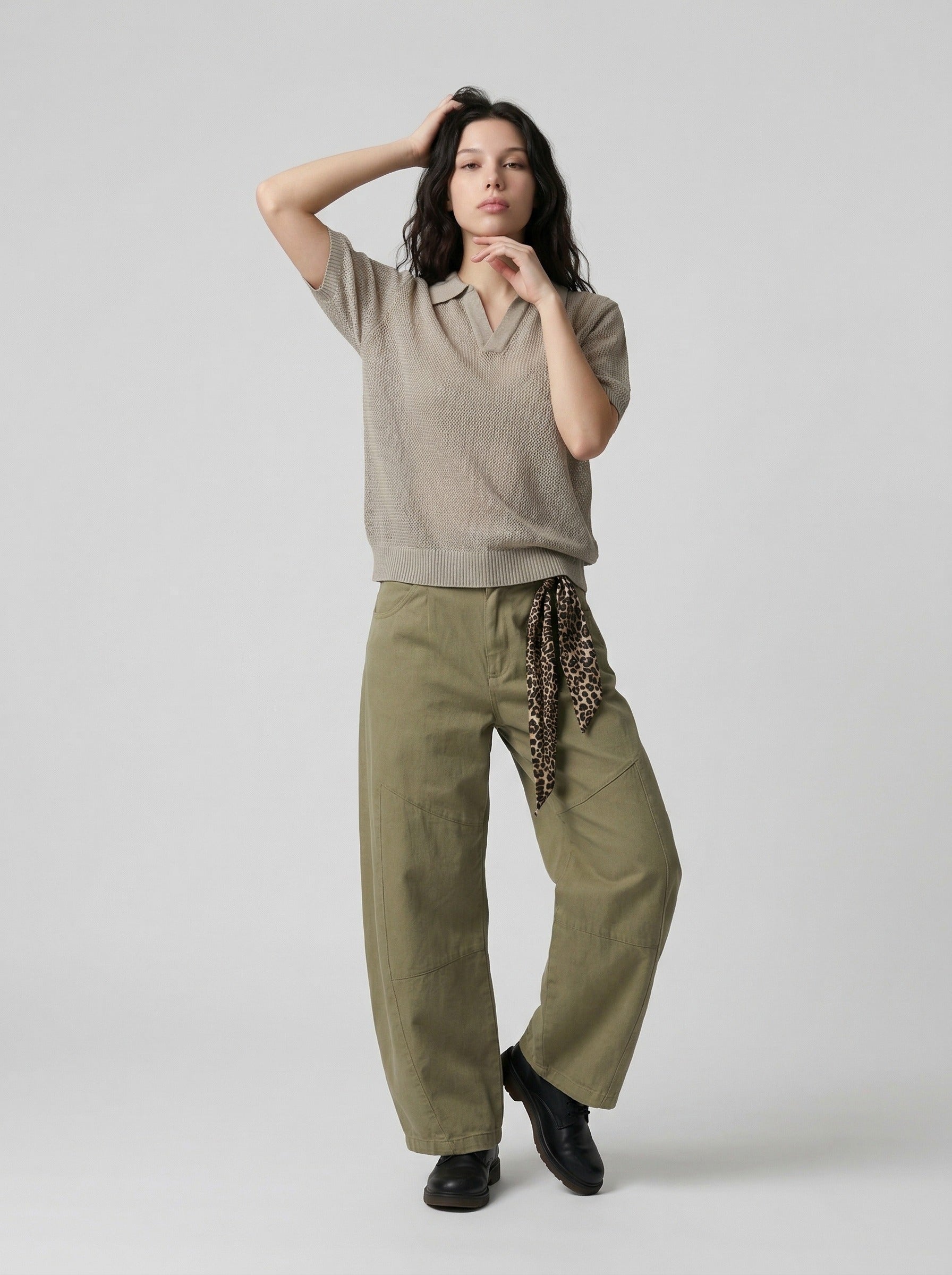 Polo beige claro y negro