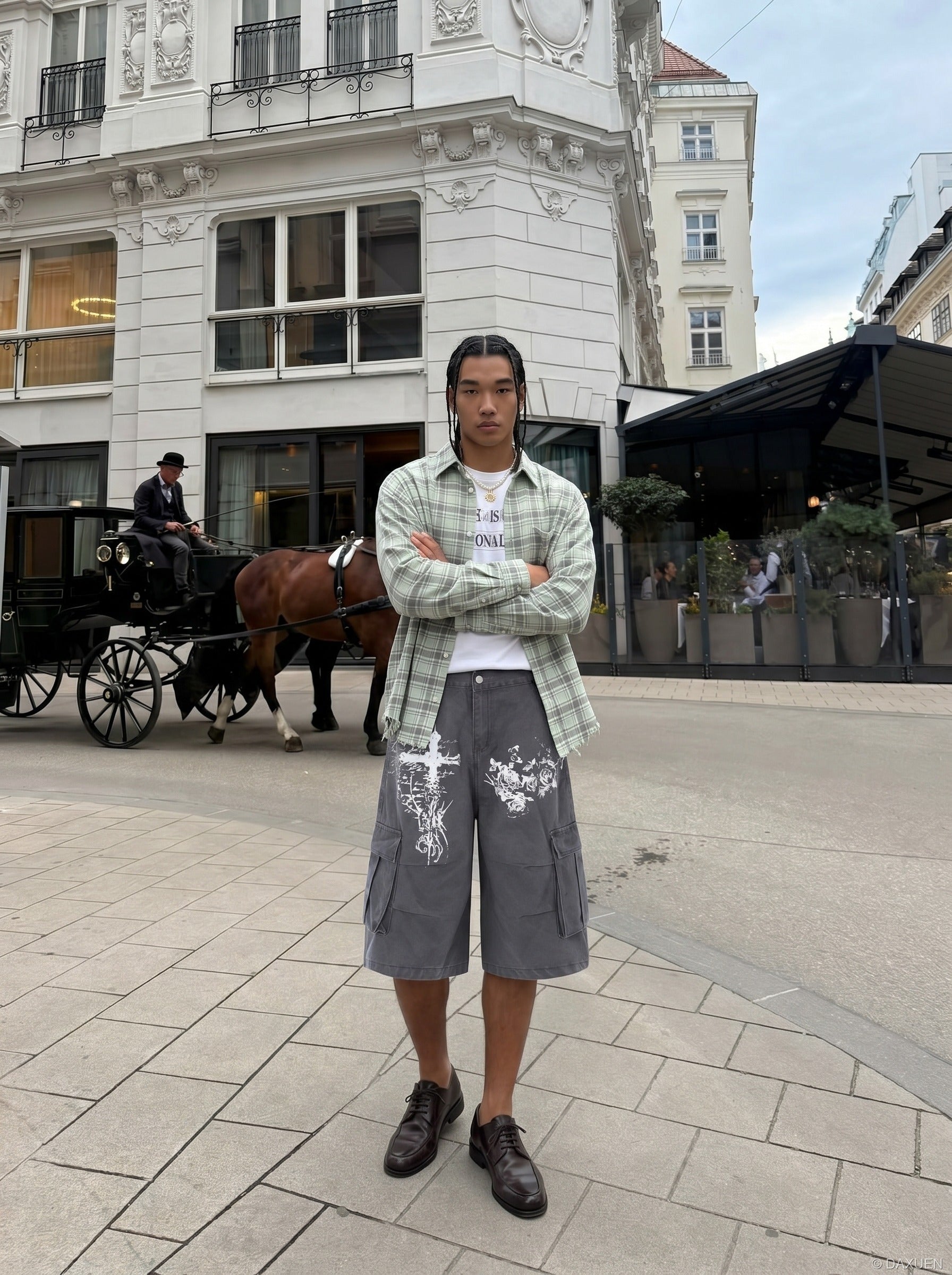 Pantalones cortos tipo cargo de corte holgado con gráficos desgastados