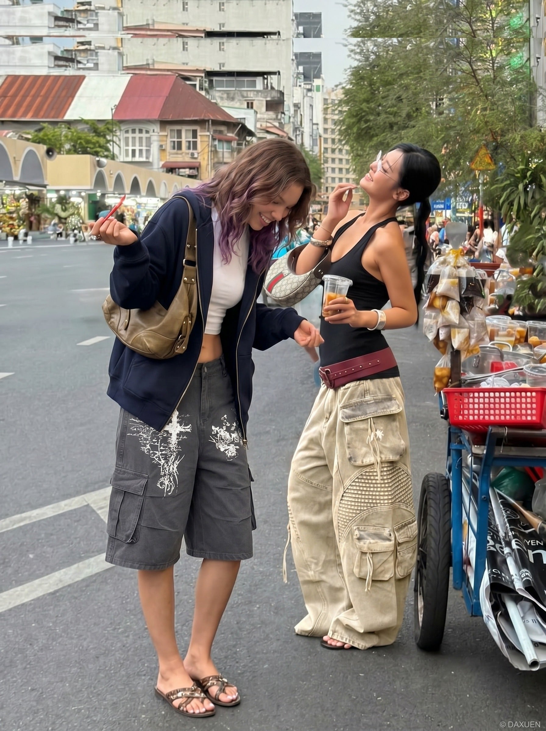 Pantalones cortos tipo cargo de corte holgado con gráficos desgastados