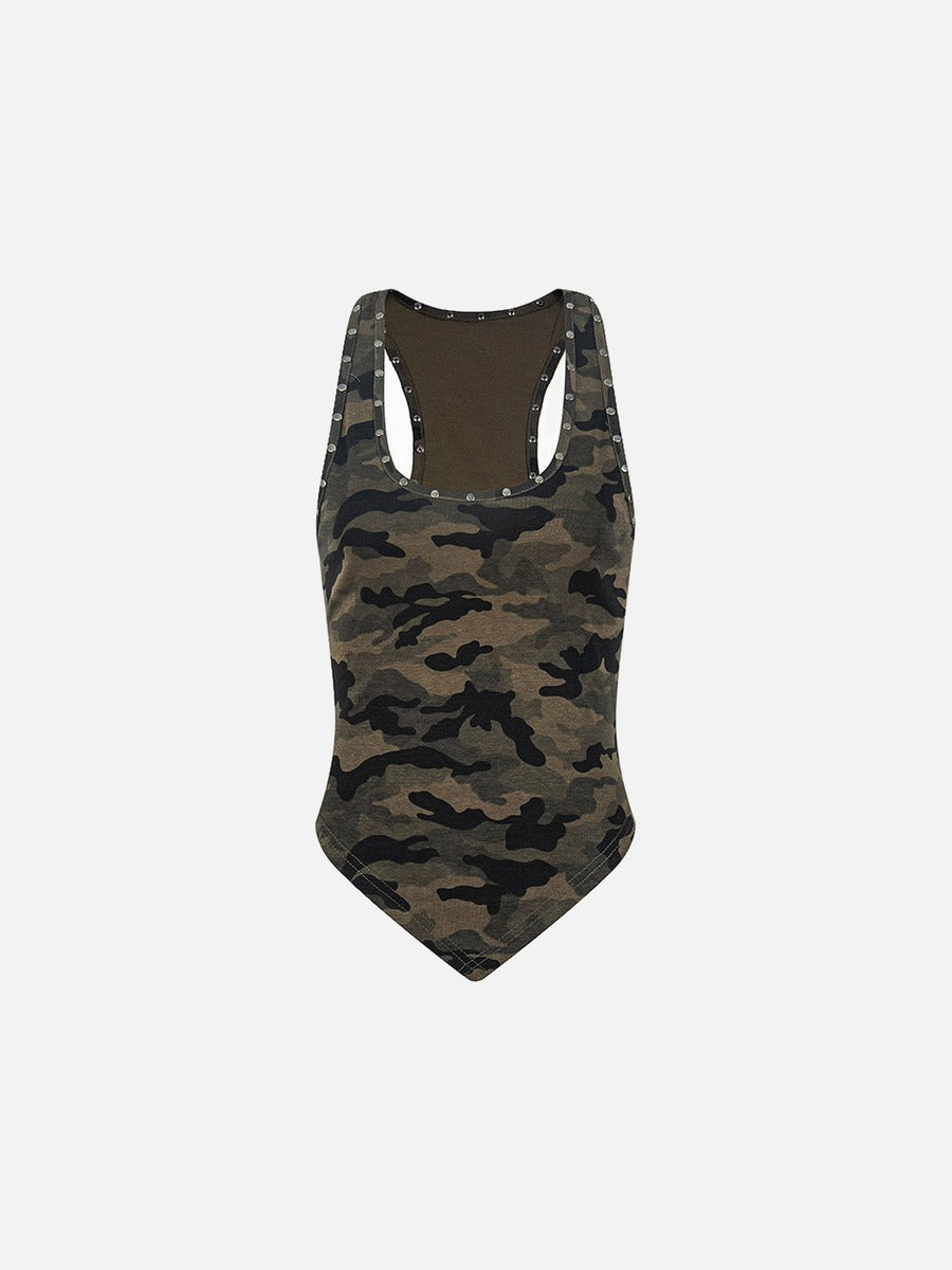 Camiseta sin mangas de camuflaje con tachuelas metálicas