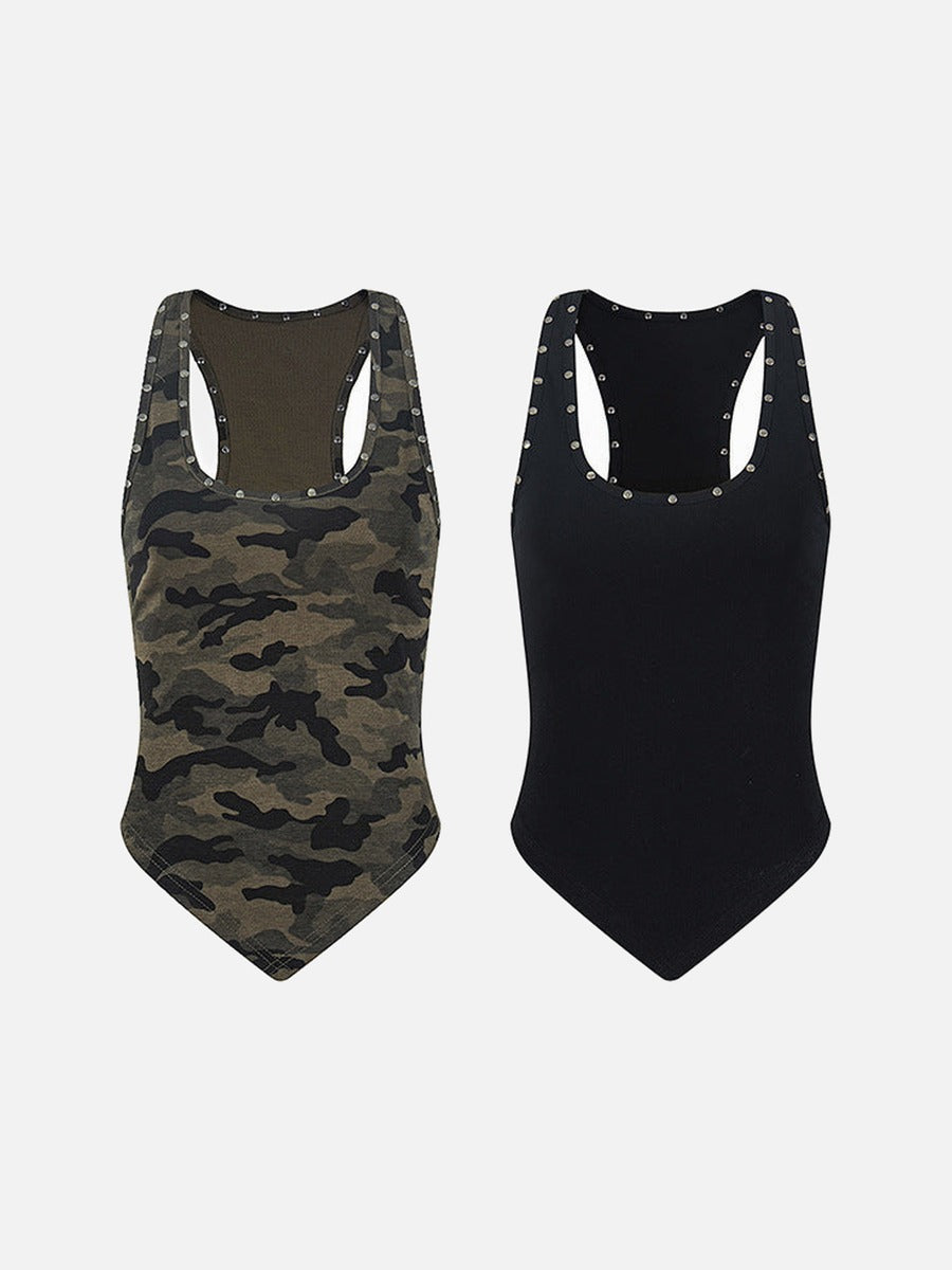 Camiseta sin mangas de camuflaje con tachuelas metálicas