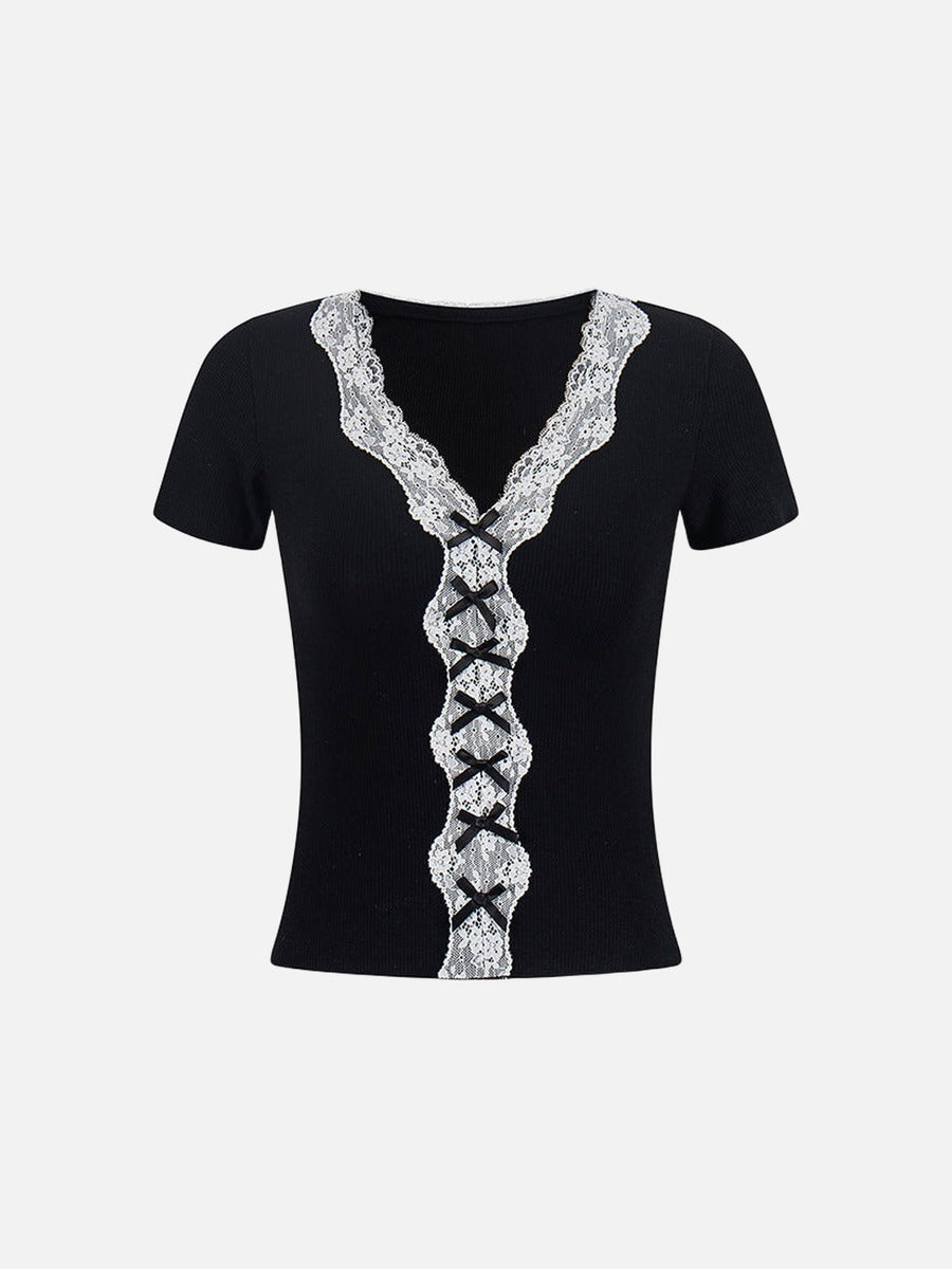 Top elegante con cuello en V y detalles de encaje