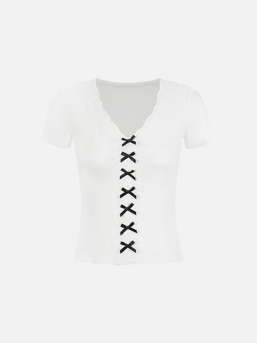 Top elegante con cuello en V y detalles de encaje