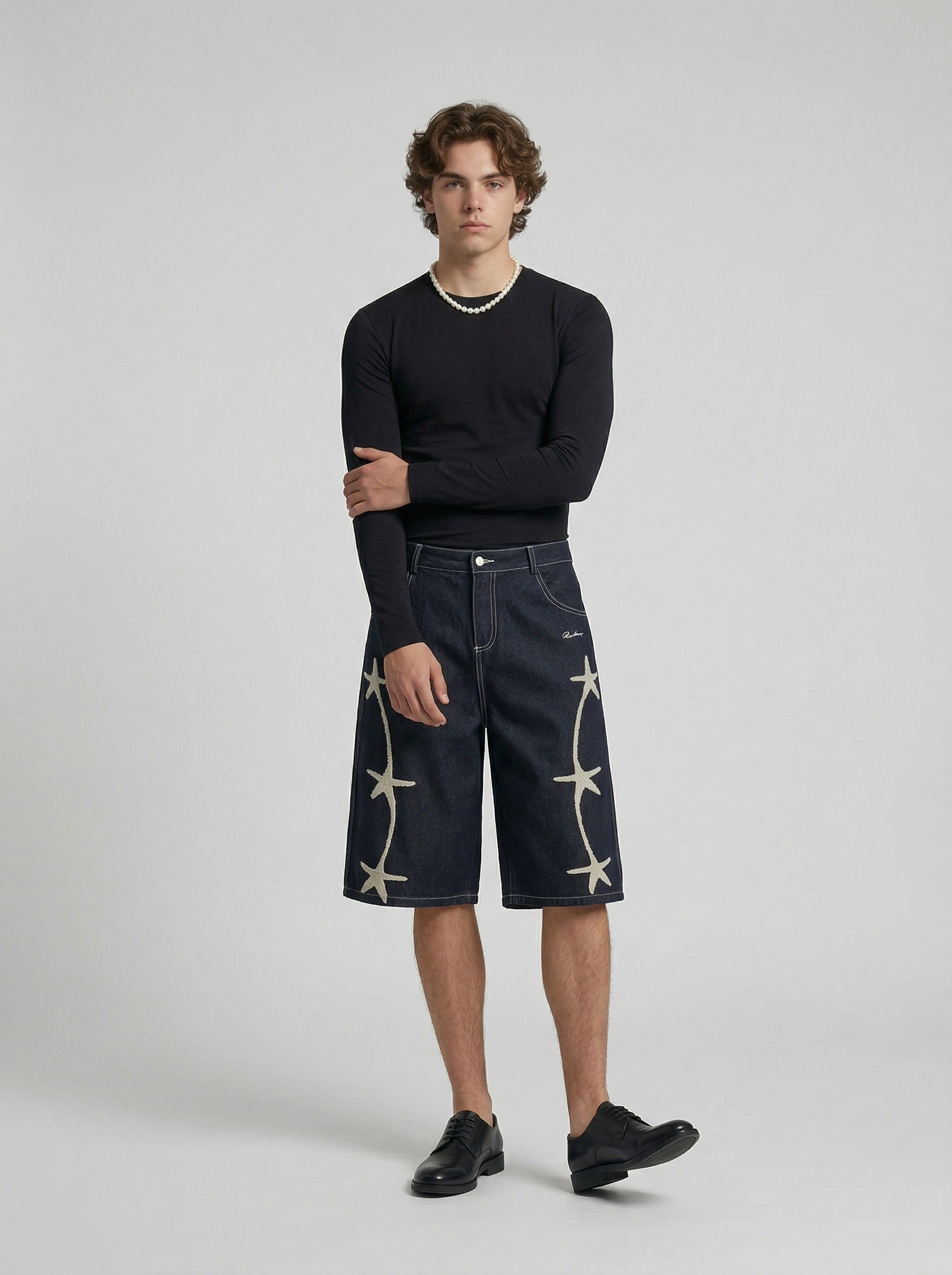 Pantalón corto vaquero de pernera ancha con estrellas bordadas
