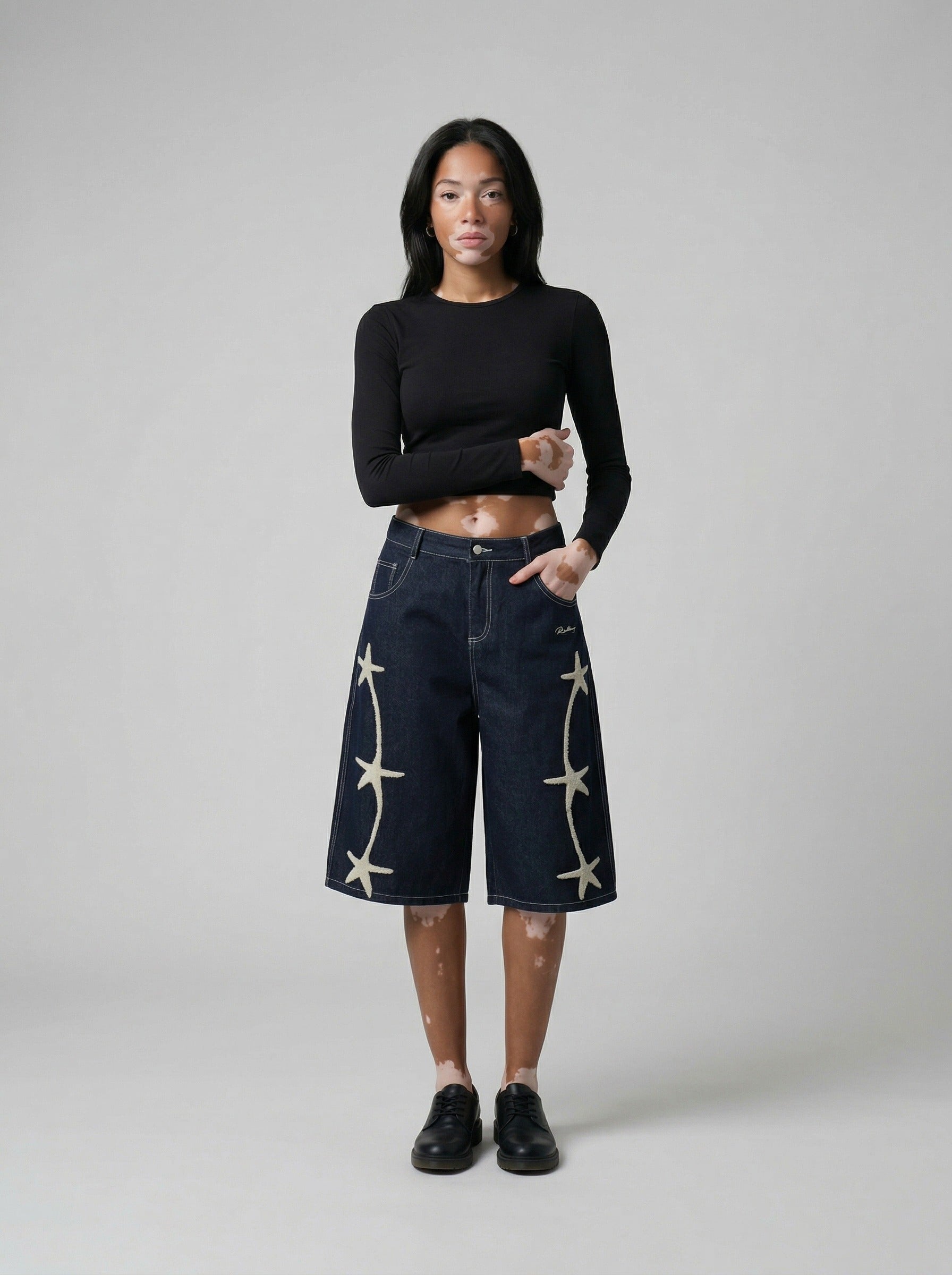 Pantalón corto vaquero de pernera ancha con estrellas bordadas