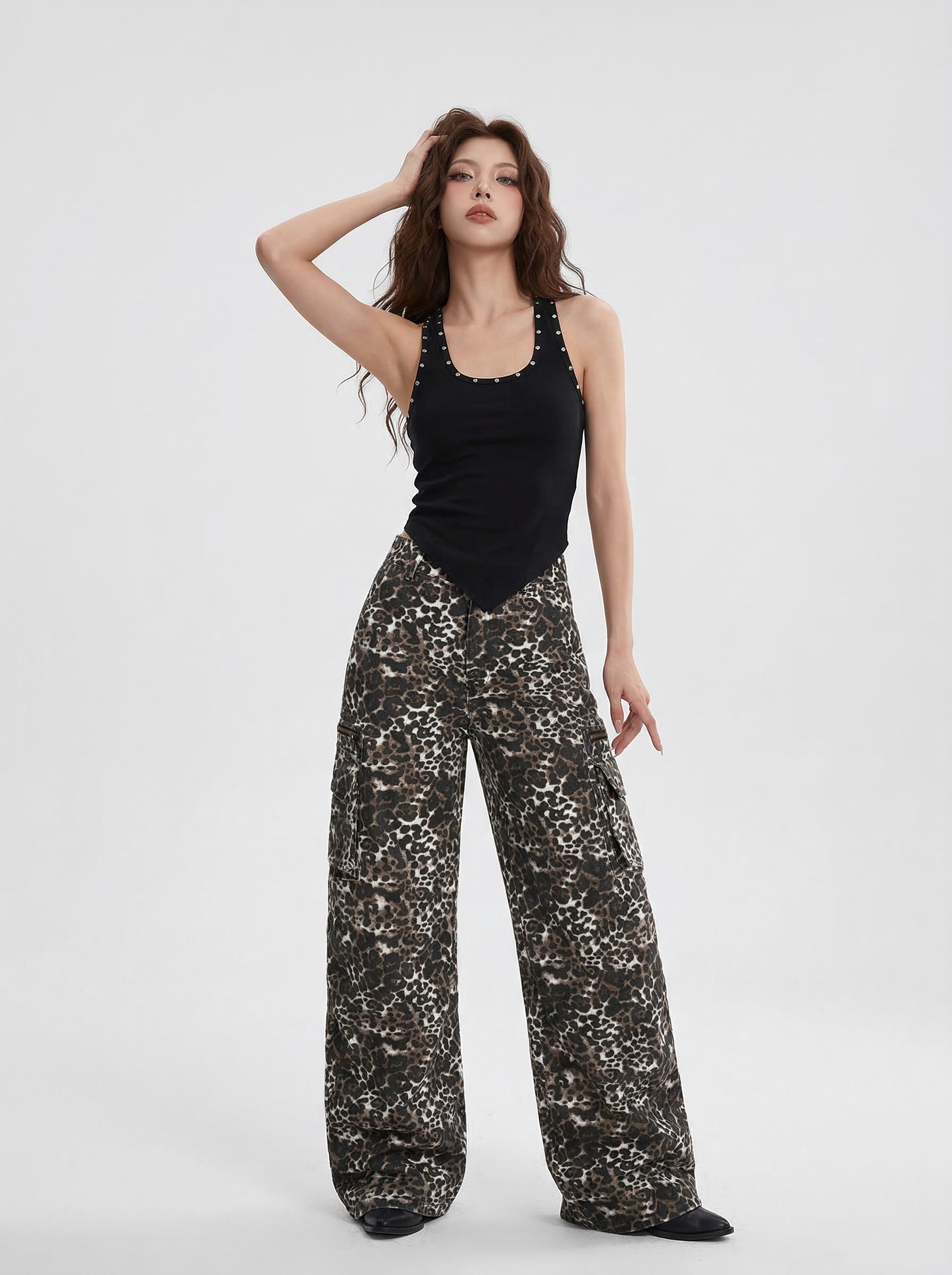Camiseta sin mangas de camuflaje con tachuelas metálicas