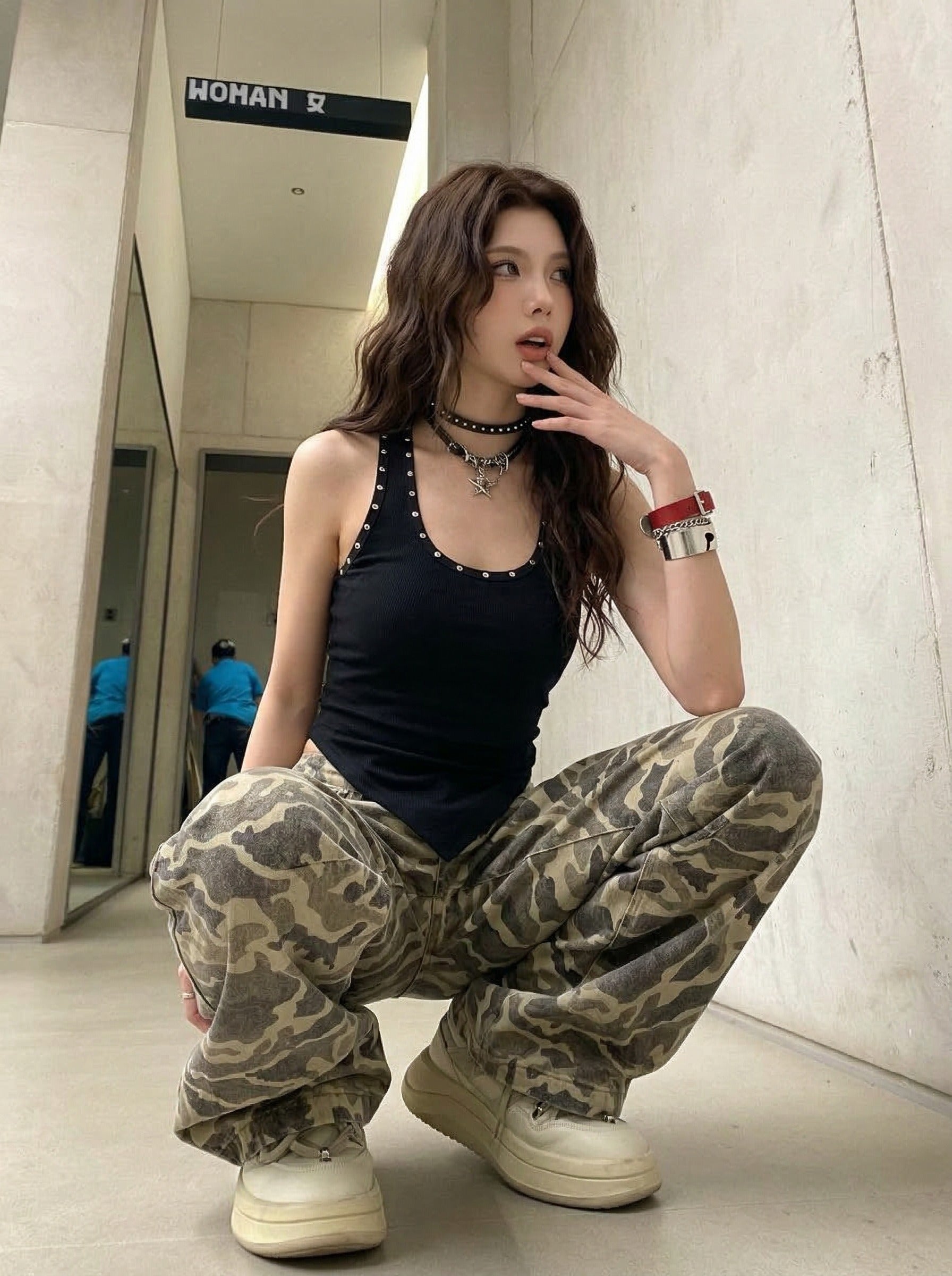 Camiseta sin mangas de camuflaje con tachuelas metálicas