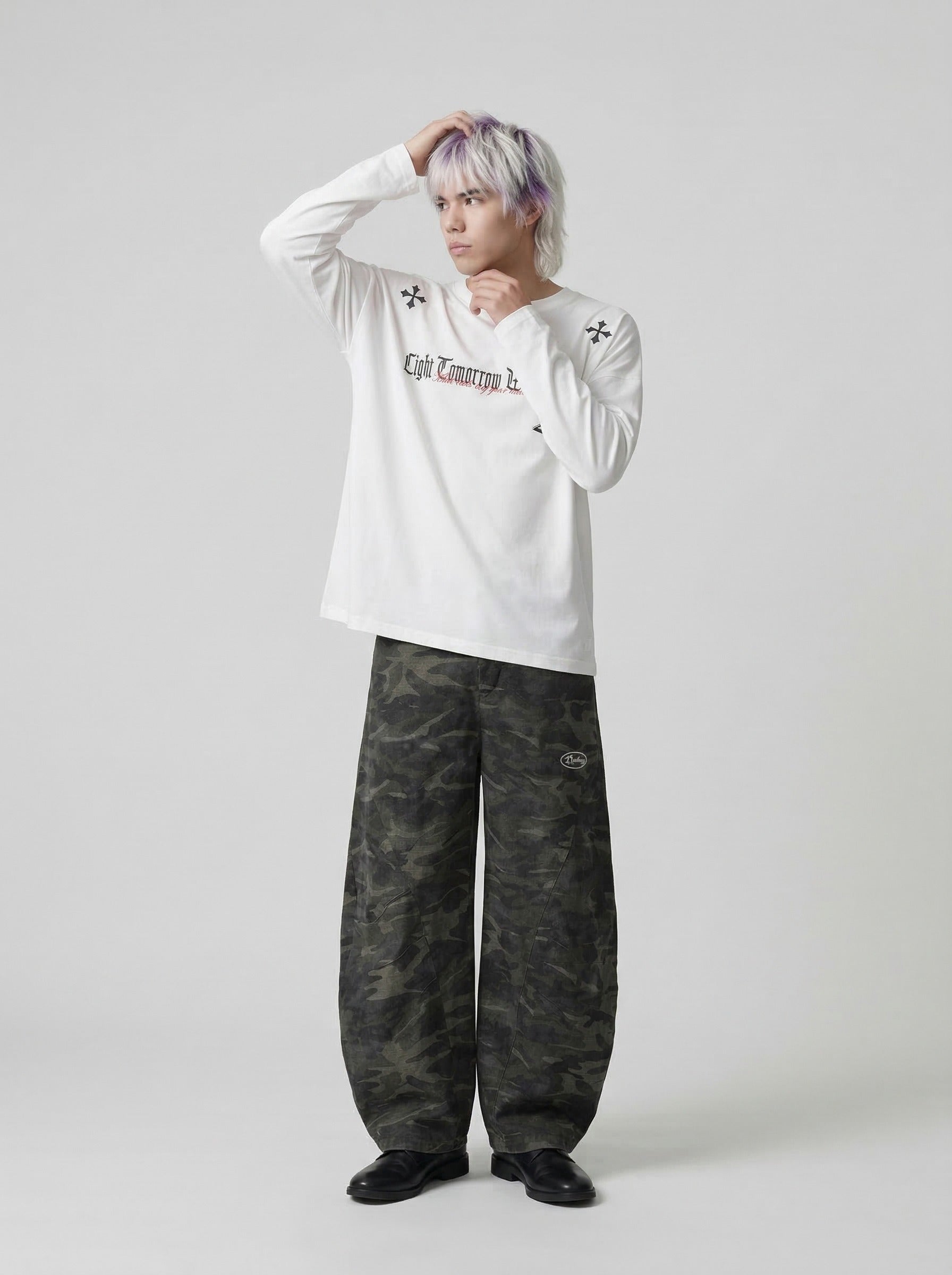 Camiseta de manga larga con letras góticas